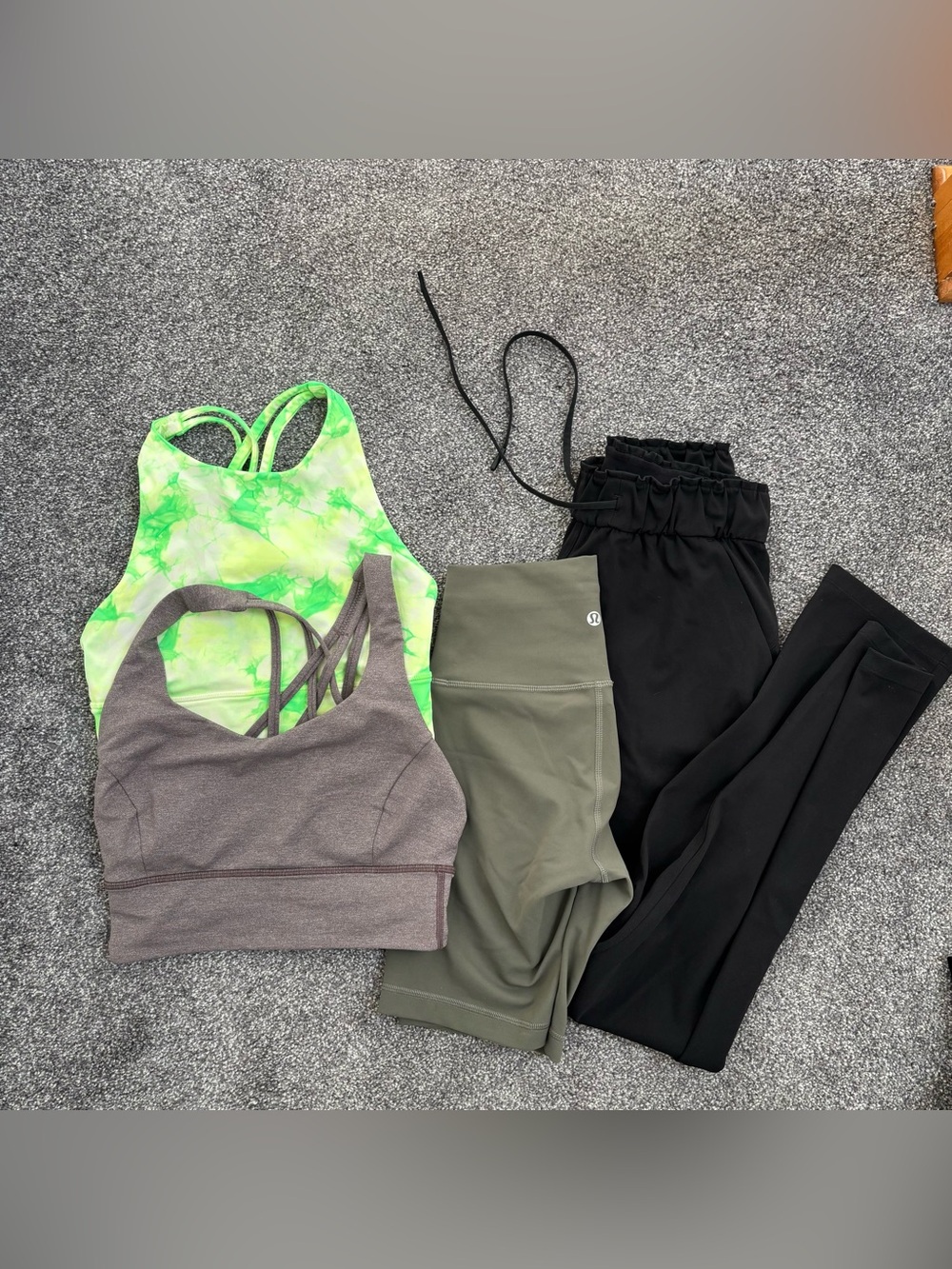Lululemon sz 4 bundle! Sports bras, shorts and pants